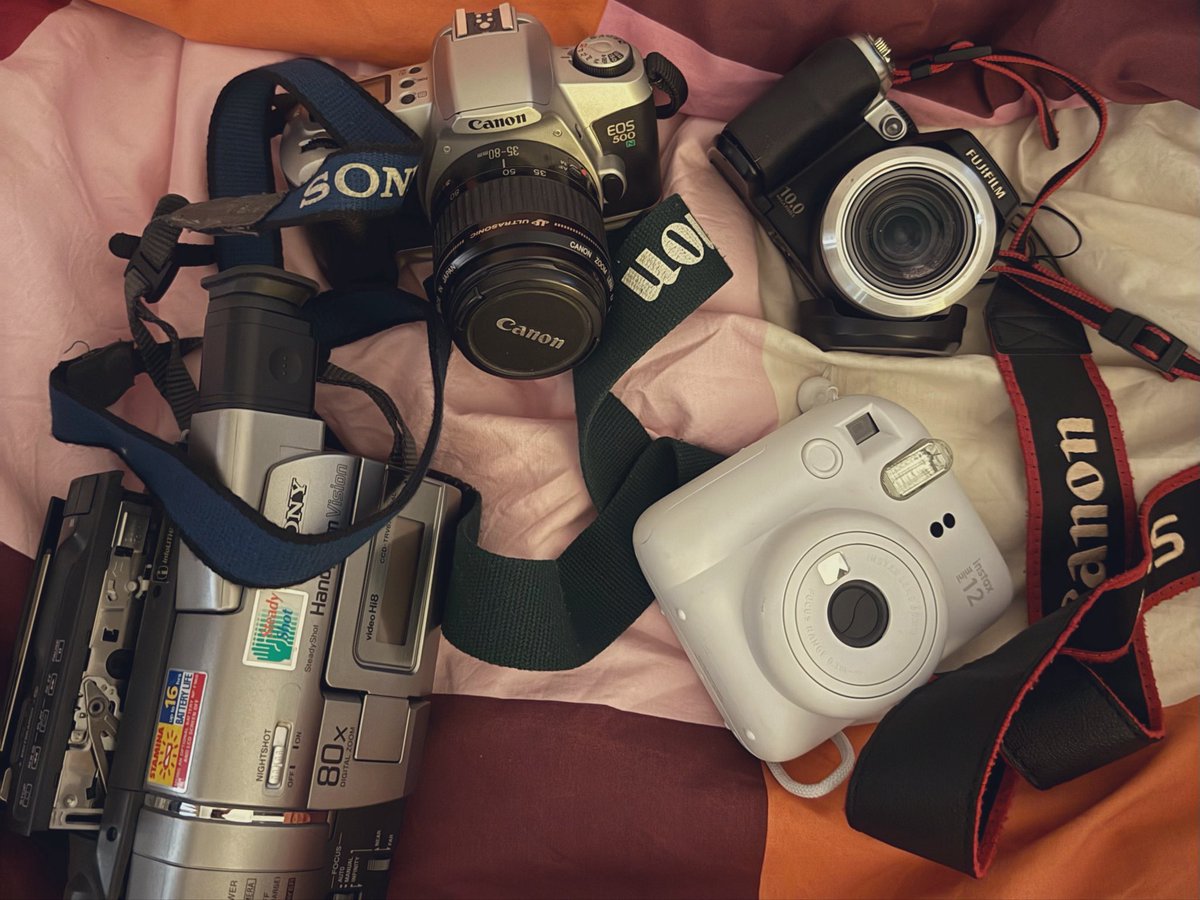 3thna's tweet photo. one thing about me i love old cameras https://t.co/rlDMFrYMJd