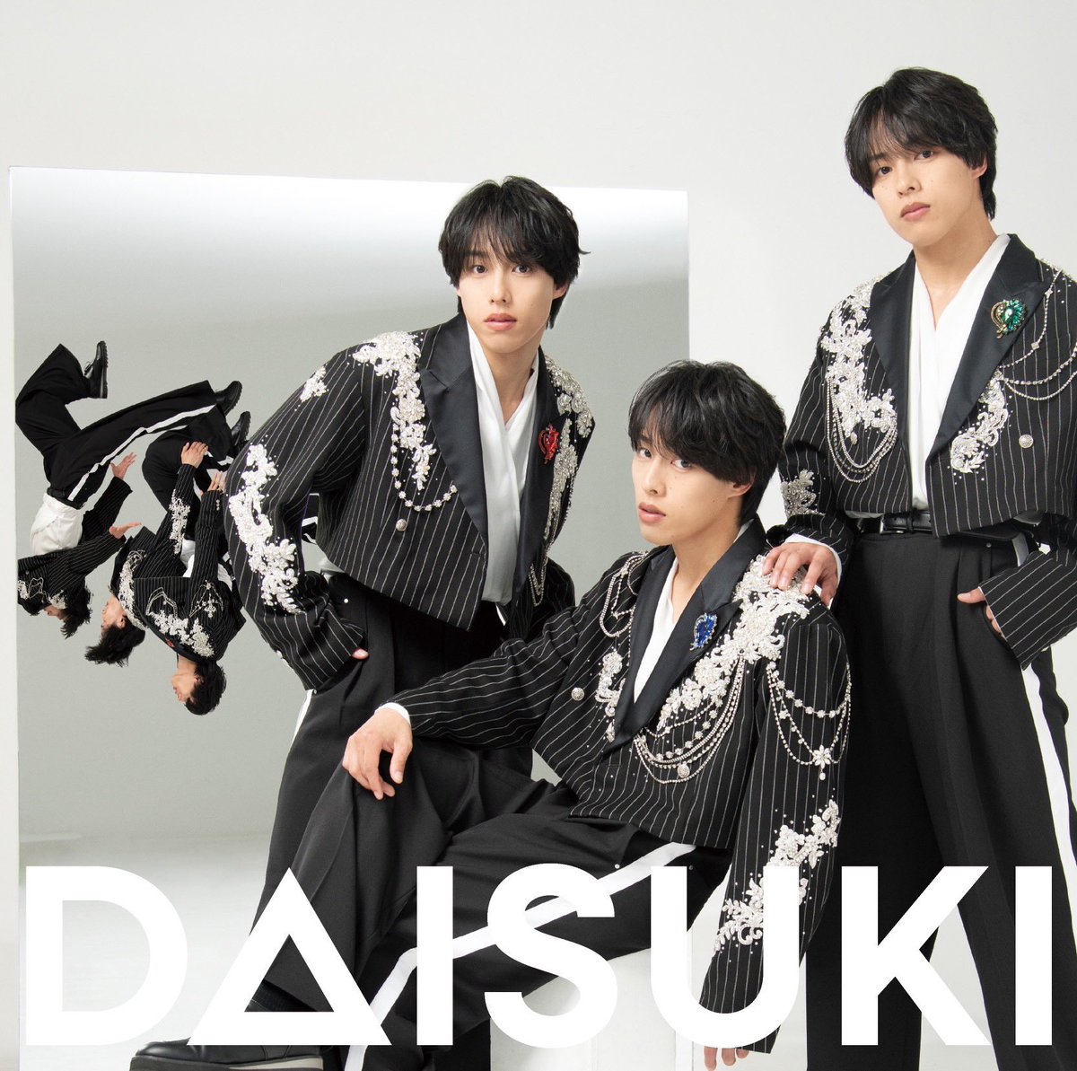 ahy_triplets's tweet photo. 佐藤三兄弟
メジャーデビューシングル
『DAISUKI』💿

✨ジャケット写真公開✨

❤️💙💚

#佐藤三兄弟 #DAISUKI #メジャーデビュー #アクロバット歌謡 https://t.co/C4hX1aDHnJ
