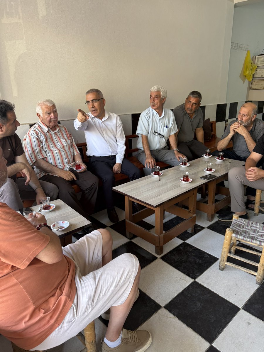 CelikcanMahmut's tweet photo. Yavuzlar mahallesi çay ocağında mahalle sakinlerimizle çayın sıcaklığını güzel sohbetlerinde hissettik.Ayrıca kuyumcu Kadir ve market sahibi Sadık kardeşlerimizi ziyaret ettik.Hayırlı işler diliyorum. https://t.co/OF1cDK3NfW