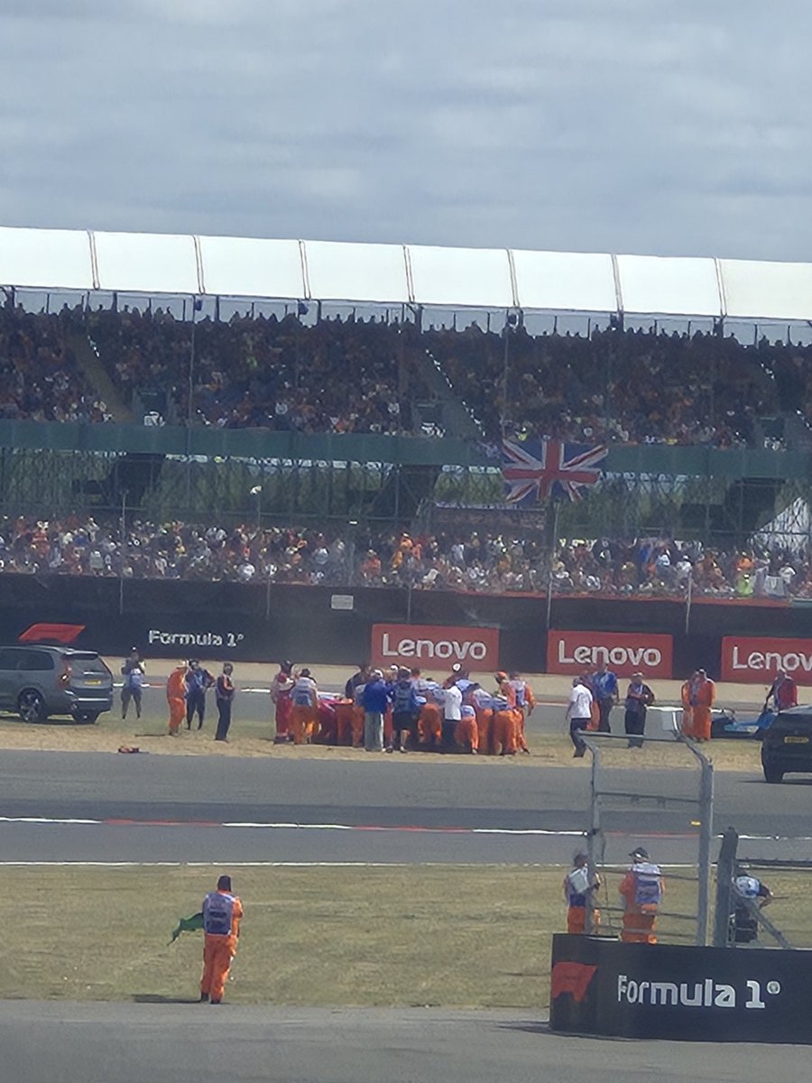 HobiSunshineSun's tweet photo. That was the most chaotic lego race ive seen 😂 #f1 #silverstone #legorace https://t.co/vmahXJrUmP