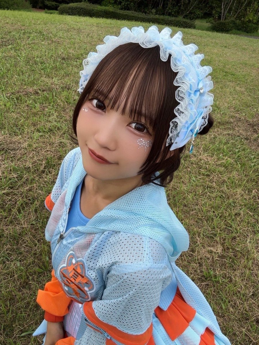 UtaGe_miyuu's tweet photo. 『超NATSUZOME 2026 』ありがとうございました❕

UtaGe!の水色担当💎
みゆうです👧🏻

今日はメインステージと1曲入魂ステージの
2ステージ、そして縁日!!
ありがとうございました!!

1曲入魂ステージでは
1曲に全部を込める時間はすごく緊張したけど
足を止めてくれた人、会いに来てくれた人が沢山いて嬉しかったです👀
ありがとうございました‼️

メインステージでは
みんなと一緒に歌って、踊って、肩を組んで…本当に幸せな時間でした😽
ステージからの景色全部宝物です💎

今のUtaGe!を、この20分間に詰め込みました!!!
あの大きな景色の中でみんなの声やﾆｺﾆｺ笑顔を見て「夏始まった~!!」って思ったんだよね🔅
やっぱり、この夏みゆうにはあなたが必要です!!

もう、今年の夏は背中を追いかけるだけのみゆうじゃありません。
もっと大きなステージへ。
もっとたくさんの人にUtaGe!を届けられるように…!!
目離さないでね🫩♡

改めてNATUZOME2日間、会いに来てくれてありがとうございました!!!
みんなのおかげで最高の夏のスタートが切れたよ🤩🔅
今年の夏も最高の夏にしよーねーーーー!!!!!
縁日の金魚見てみゆう思い出してね🐟

👧🏻<（集合写真のポーズは縁日の金魚イメージです🐟）