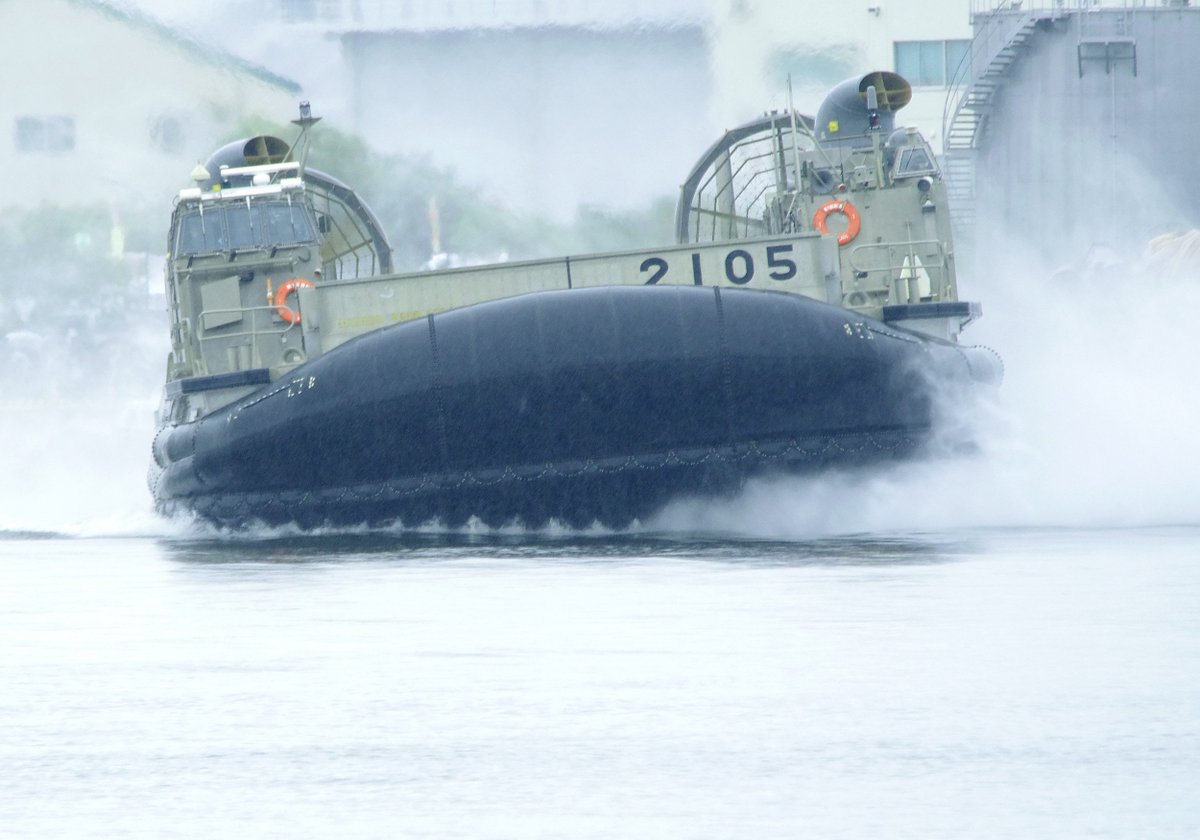 Sharaku20324526's tweet photo. 阪神基地隊サマーフェスタ2026
じっくり対岸の深江浜から。
雨と人混みが怖くて 😱
初めてのエアクッション揚陸艇LCAC撮影でした。

#海上自衛隊阪神基地
#輸送艦くにさき 4003
#LCAC 2105
#深江浜 https://t.co/m3WOCmiQos