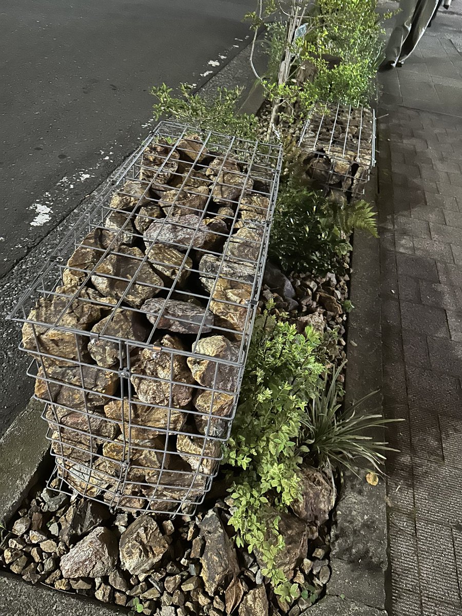 SentimentRSnail's tweet photo. これは新横浜の野良サウナストーン https://t.co/sBAq2fvPlx