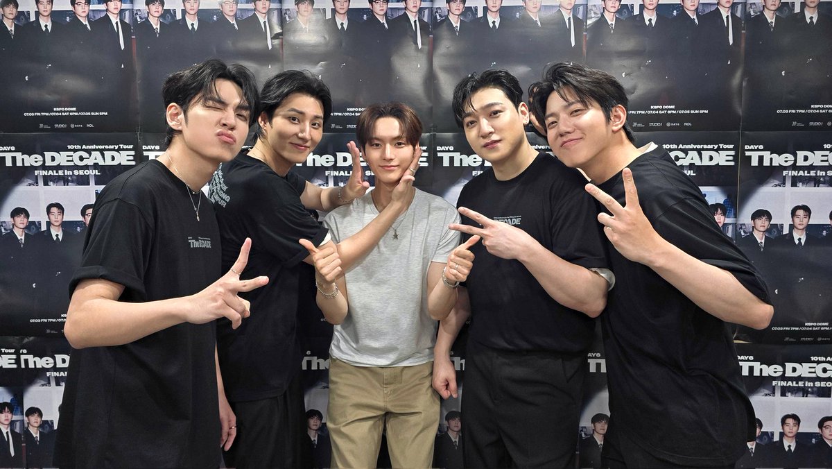 drunkhys's tweet photo. Anjrit lucu banget gokil baru kemarin gw bilang Osumi GEDE banget saingan sama tugu Jogja terus lihat dia di tengah2 DAY6 malah kayak minion kegencet anjeeengggg DAY6 GAPURA PROVINSI REAL NO DEBAT https://t.co/cYKQmbrLzD