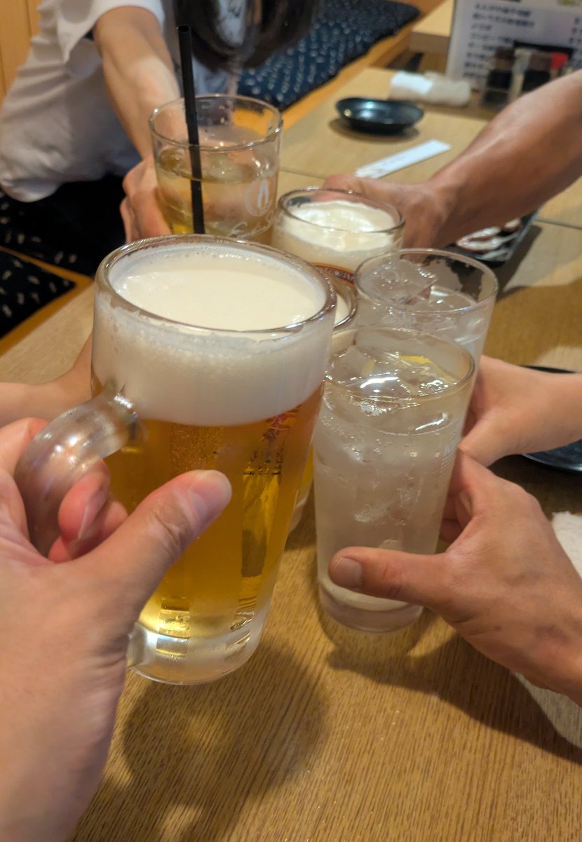 piro_sen's tweet photo. 金土日と3連続飲み会（金曜日は会社の会議後に懇親会）、でも今夜中に仕事の資料作らないと・・・寝たい😪 https://t.co/eU1k0YejTh