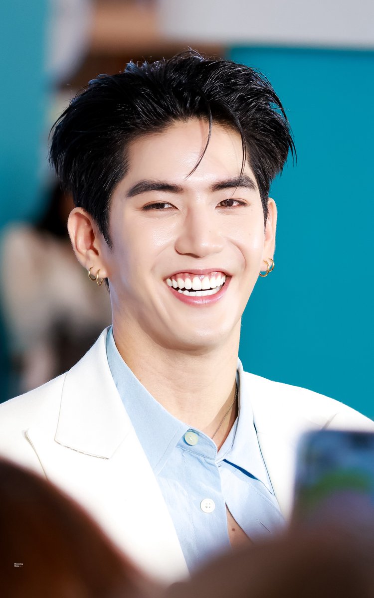 𝐛𝐥𝐨𝐨𝐦𝐢𝐧𝐠 𝐬𝐡𝐢𝐧𝐞 . ㅡ tweet media