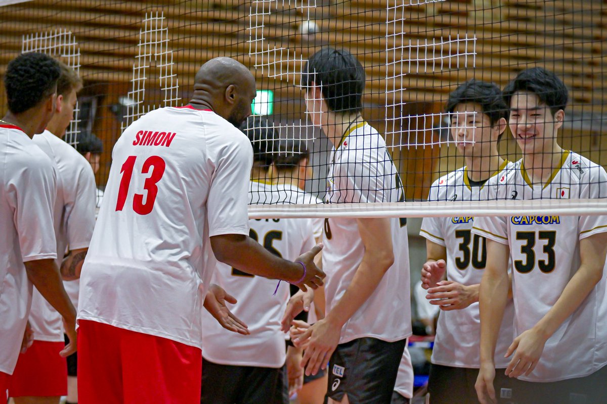 Sweetslove2's tweet photo. 試合前の握手では、まるでシモンさんとの握手会のようになっておった。握手する人いなくて後ろで困ってたけーちゃんにまで手を差し伸べるシモンさん素敵過ぎました💓ミラノではうちのたつのりをどうぞよろしくお願いいたします。 https://t.co/GL6ja7kgh7