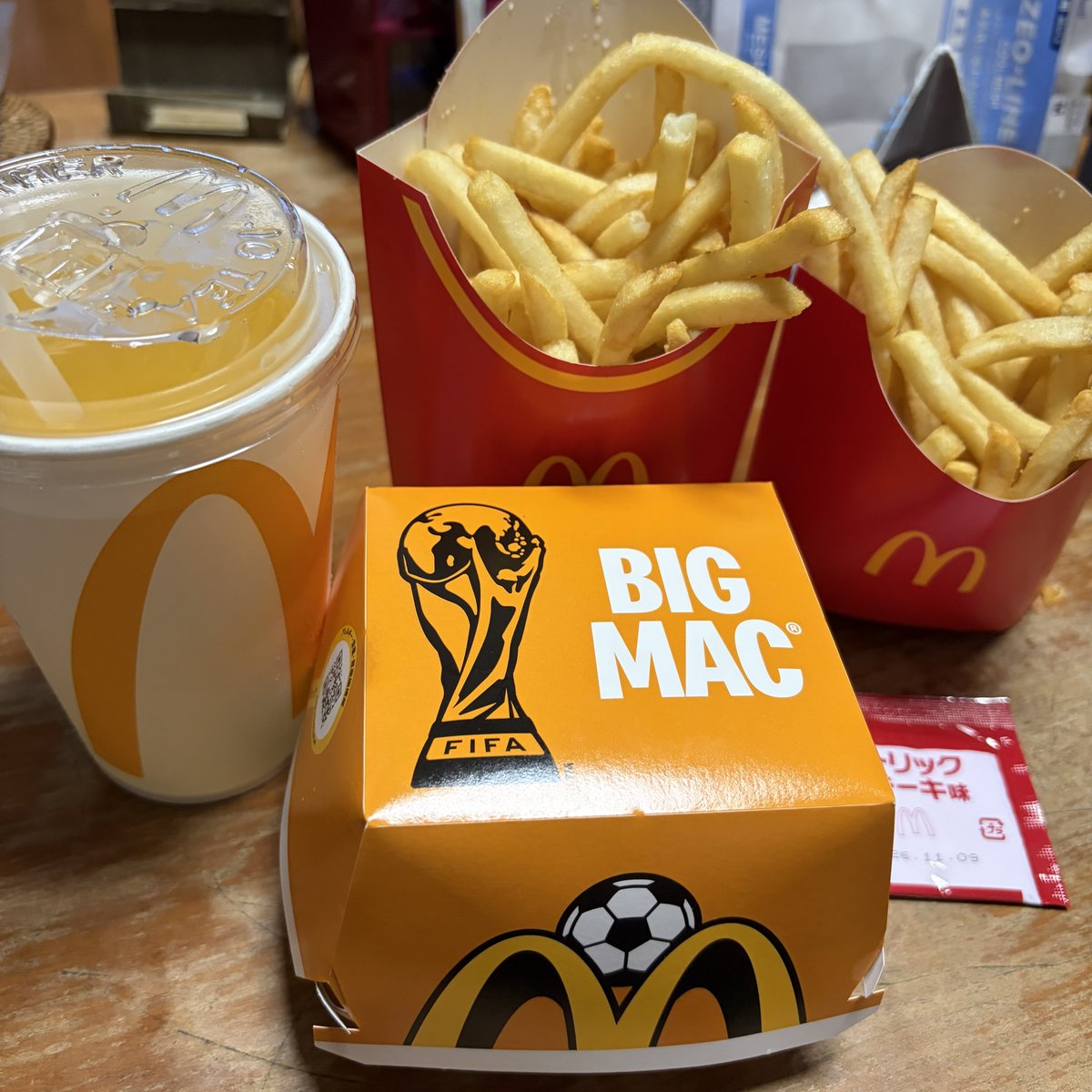 Buddies_39's tweet photo. バイト中ふと上を見るとるんちゃんがいたので買いました。
いつも期間限定に手を出してしまうので何気に初ビッグマックです。
シャカポテもします。
ドリンクはもちろん氷なしです。

 #櫻坂46 
 #ビッグマック https://t.co/Ra2U6lxCoV