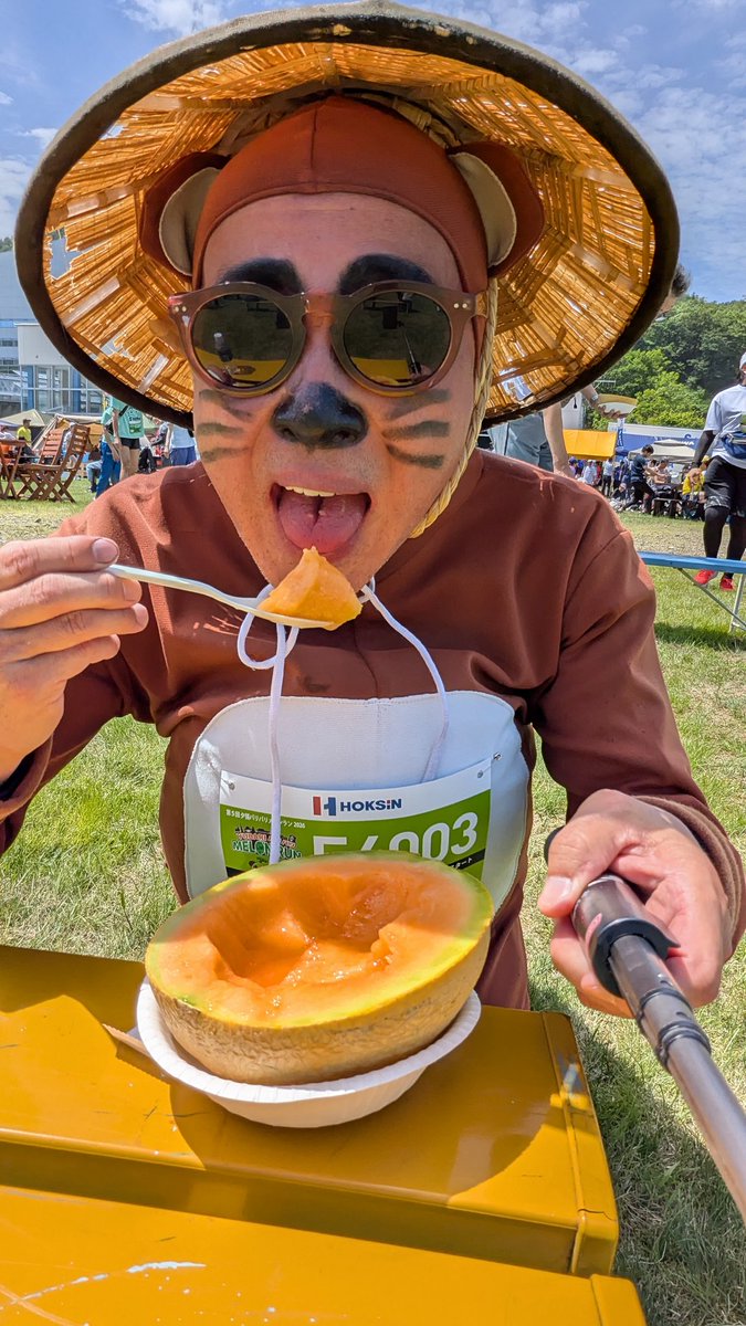 RunnerPonkichi's tweet photo. れーす後のおたのしみ〜😄
夕張めろん半玉
うーんおいし～い🍈😋
ごちそーさま〜😊 https://t.co/2YDcox54wE