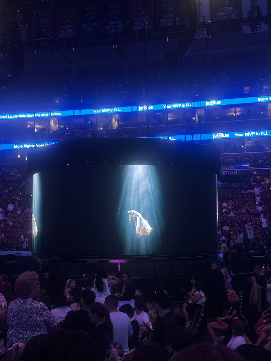 _cassrodriguez_'s tweet photo. ariana u changed my life friday night thank you <3 baby i found my way homeeee https://t.co/01gnj6KX24