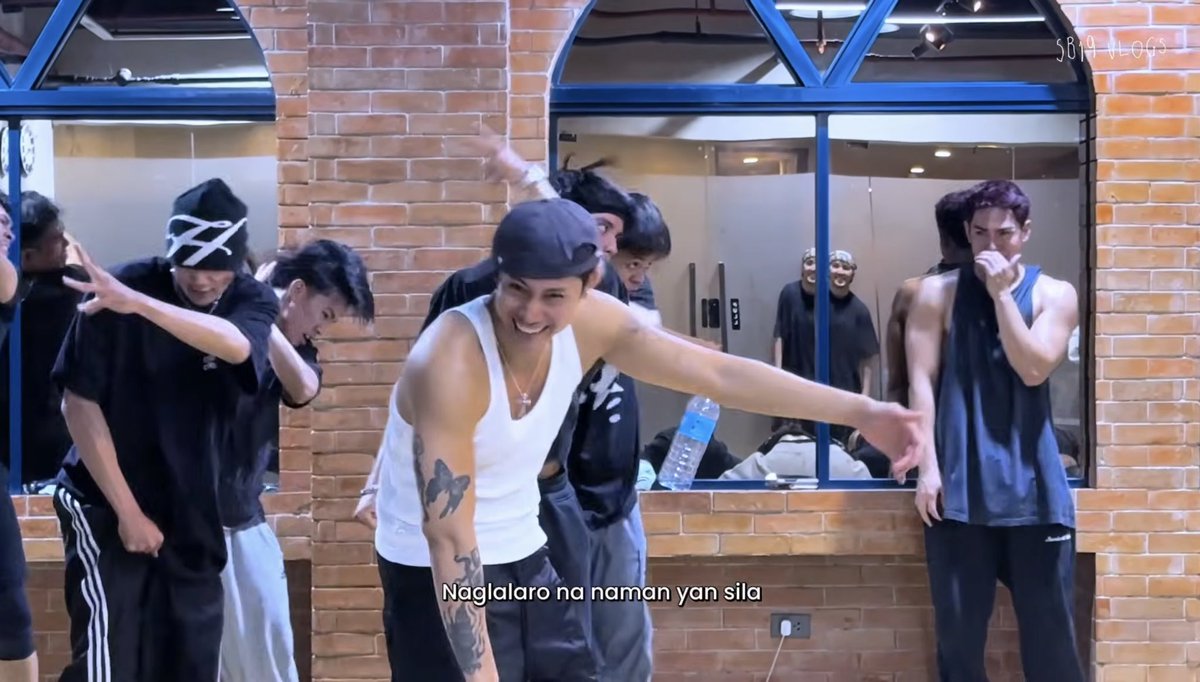 kensnstars_'s tweet photo. NOT EVEN A FULL MINUTE INTO THE VIDEO BY THE WAY ?!?!?!? kentell magkano ba yang mundo niyo ha https://t.co/eH9jOmDMJv