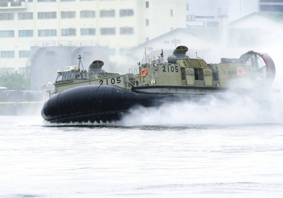 Sharaku20324526's tweet photo. 阪神基地隊サマーフェスタ2026
じっくり対岸の深江浜から。
雨と人混みが怖くて 😱
初めてのエアクッション揚陸艇LCAC撮影でした。

#海上自衛隊阪神基地
#輸送艦くにさき 4003
#LCAC 2105
#深江浜 https://t.co/m3WOCmiQos