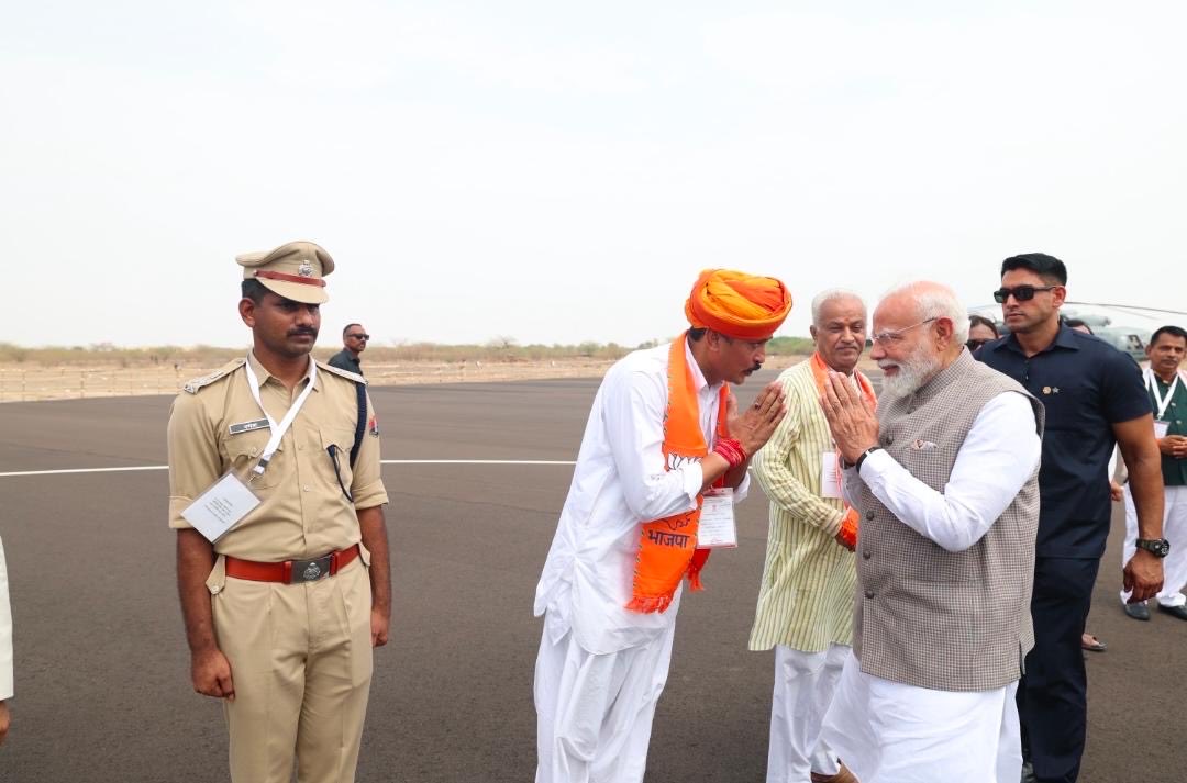 Viveksbarmeri's tweet photo. तस्वीर PM मोदी के पचपदरा से वापसी की बताई जा रही…यह AI है या ओरिजनल इसकी मैं पुष्टि नहीं करता !
तस्वीर में PM मोदी के साथ  भजनलाल शर्मा…उच्च पुलिस अधिकारी…जिला कलेक्टर…जिला पुलिस अधीक्षक बालोतरा और बीजेपी राजस्थान कार्यसमिति सदस्य हरीशचंद्र जसोल है!
हरीश पर 307 (पुरानी धारा) का एक केस था पिछले दौरे में अप्रेल में उस समय वो जमानत पर बाहर चल रहे थे अब शायद बाइज्जत बरी हो गए होंगे इसीलिए PM मोदी से सीऑफ़ के दौरान अच्छी मुलाक़ात हुई।
#Rajasthan