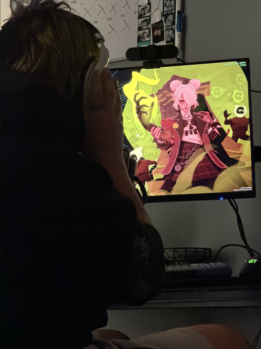 ItssApachi's tweet photo. My boyfriend might be addicted to deadlock. He just woke up and jumped onto my computer🖤 https://t.co/c6HkDp7bjS
