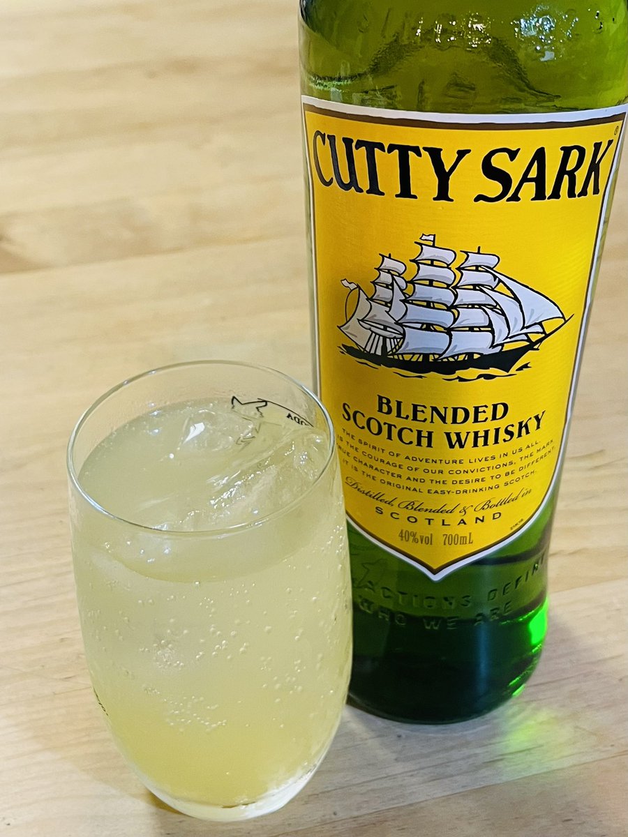 gamemix_magic's tweet photo. 昔、男のがなり声で「カティサーク」ってCMがあって、大人の飲みモンの記憶のスコッチを、オレンジはないのでオレンジジュースでハイボール。
カティサークは実在していた快速帆船で、ラベルになるまで色々と面白い話があって、味わう以外にも楽しめるお酒かな。

#カティサーク https://t.co/lZTerTmGOV