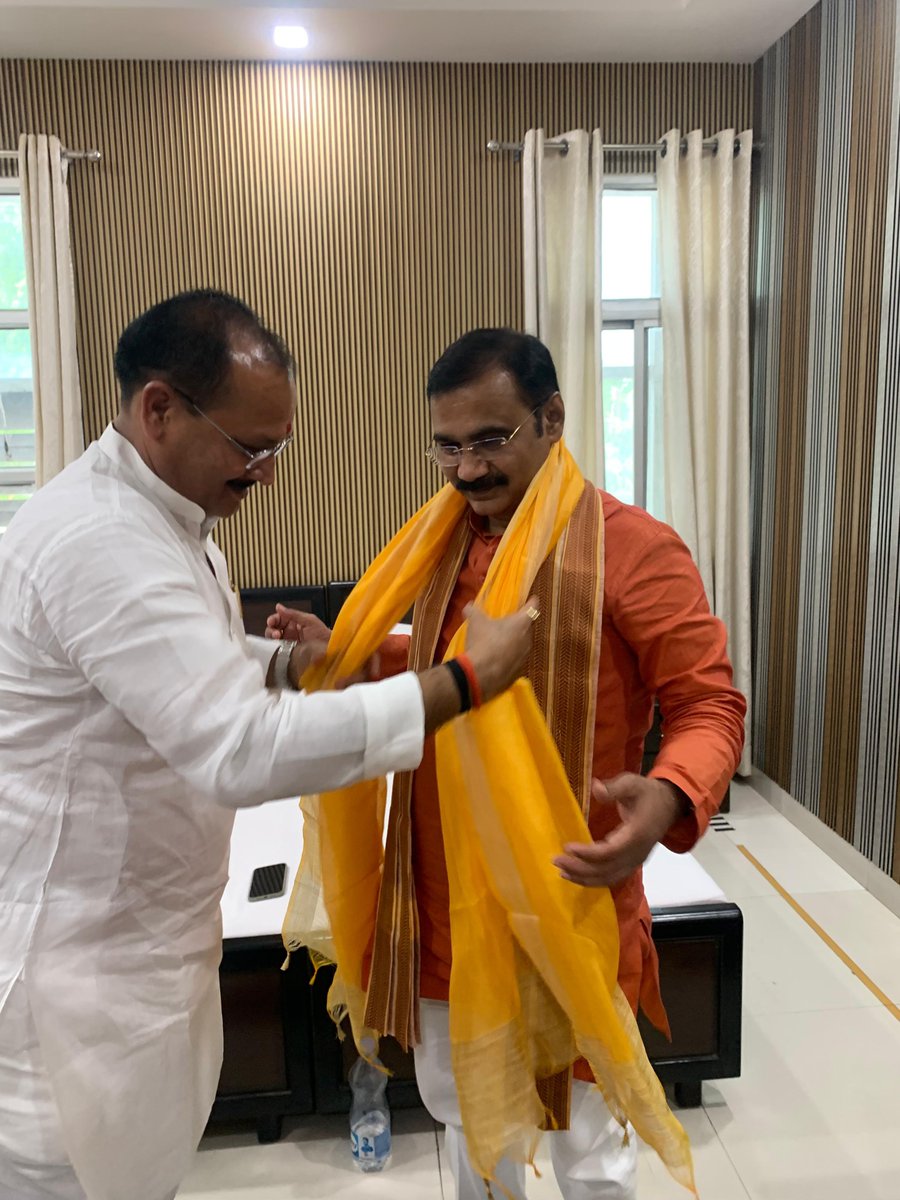 rishikantraibjp's tweet photo. आज लखनऊ में काशी क्षेत्र के निवर्तमान अध्यक्ष आदरणीय श्री दिलीप पटेल जी को उत्तर प्रदेश भाजपा का प्रदेश महामंत्री बनाये जाने पर बधाई व शुभकामनाएं दिया।।
#rishikantrai #rishikantraibjp
#upcsff #bjp4up 
@dileeppatelbjp @BJP4UP https://t.co/49Tvfp7eKT