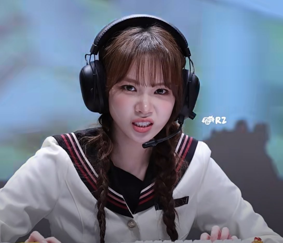 chaeizm's tweet photo. they should date https://t.co/IkWzKkDfWo