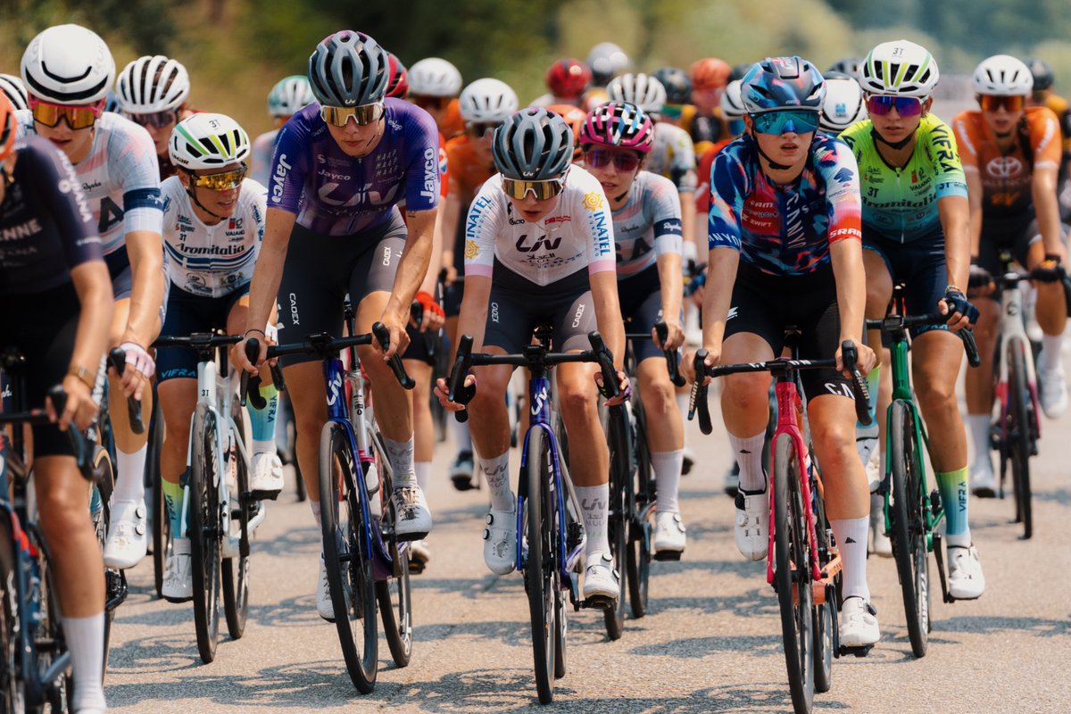 GreenEDGEcontiW's tweet photo. 🇵🇹 #VPFeminina

The race is well underway! 💥

After more than an hour of racing, the peloton is keeping a lone escapee within reach at around one minute. Liv AlUla Jayco is well represented near the front. https://t.co/8drUaFwjEf