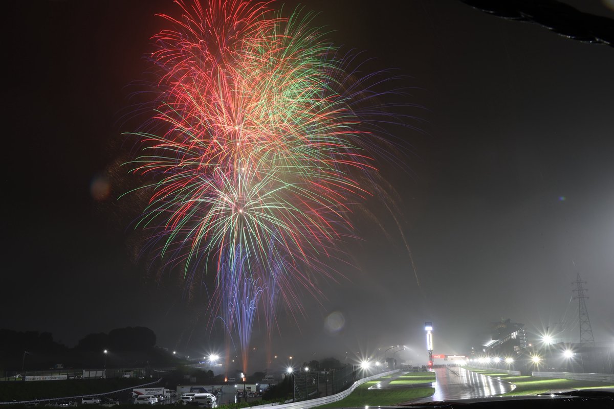 suzuka_event's tweet photo. 鈴鹿8耐 期間中ご来場くださりありがとうございました！！
晴れたり、曇ったり、雨降ったり、と色々とありましたねぇ。
ご帰宅途上の皆様、これからご帰宅の皆様がご自宅で無事にチェッカー🏁を受けられますように！
では現地からは以上です。
お疲れ様でした！
 #鈴鹿8耐 #FIMEWC #Suzuka8Hours https://t.co/E96bG5uB51