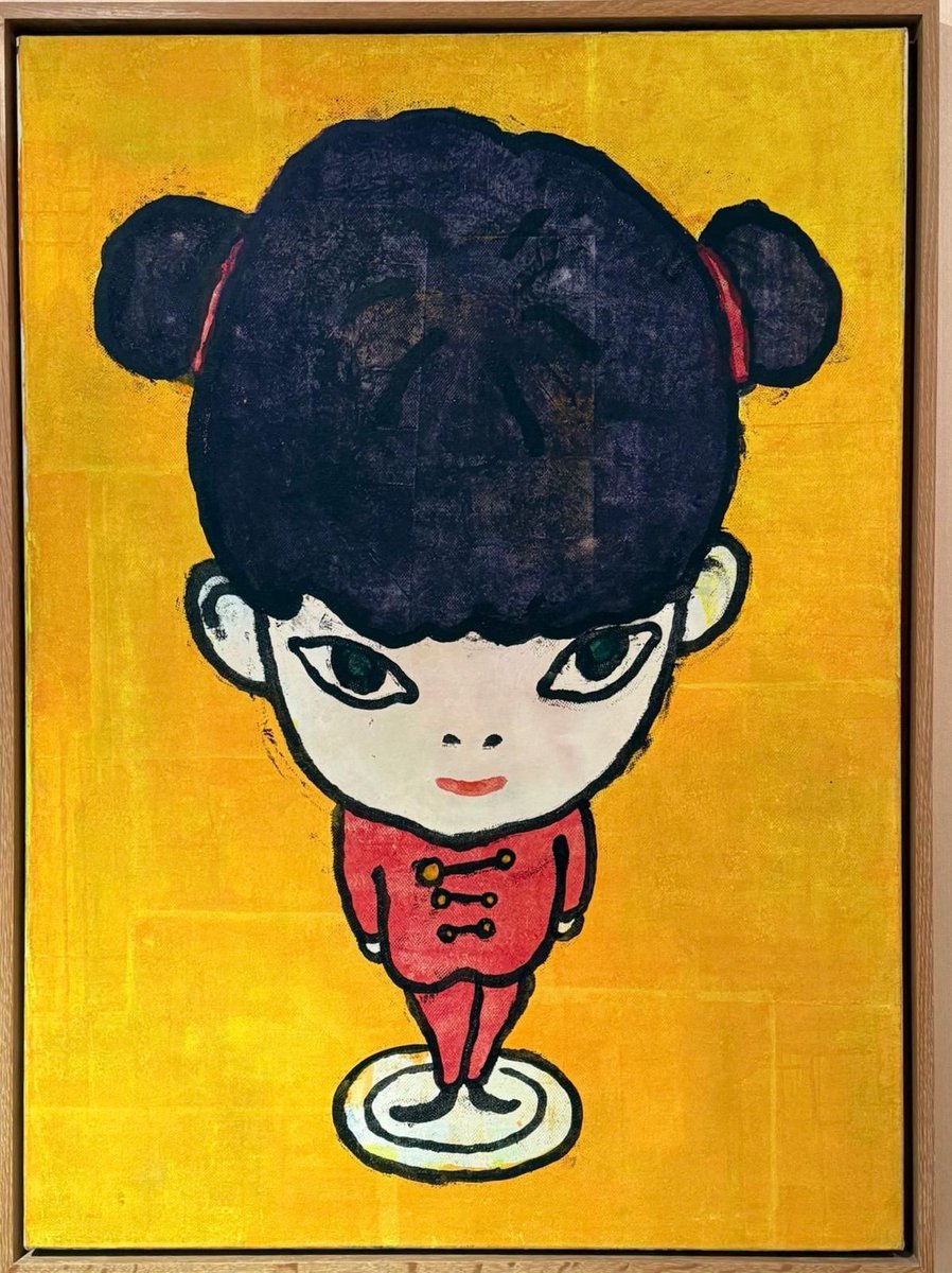 michinara3's tweet photo. 鑑定は偽物の方が多いけど（そもそも本物は出所がしっかりしているので鑑定の必要が無い）時々懐かしい過去作に出会えたりする😄。90年代はほぼ100％この綿布を使っていて、大きさは日本のF何号とかの既製品ではなく1mまでは1㎝単位、それ以上は5㎝単位で売ってくれたので自由にサイズを決めて買っていた。また裏に自作のスタンプも押されている。この絵は1993年作・・・懐かしいよ～～～。ほんとに懐かしい。

　当時の自分はアカデミーの最終学年で4m四方の部屋がスタジオで、住むところを借りるお金も無かったのでそこで暮らしながら絵を描いていた。部屋はペンク先生が生徒の為に建物ごと借りてくれていた。要領の良い学生は住居付きの広い部屋をいつの間にか占領して、自分のようなドイツ語の話し合いが下手なものは一番小さな部屋しか残されていなかった。クラスの集合写真にも、撮影日がわかなかった自分は映っていない😭「明石」というお寿司屋さんでバイトしていた。20mくらい離れていた「きかく」という和食屋さんでは西野達がバイトしてた。

　自分はギャラリーに資料を持ち込んだりしたことは無く、学内展示を観たギャラリストから声をかけてもらって発表するようになった。自分は、言葉が出来ない分だけドローイングや絵画での表現が進化できたと思っている。