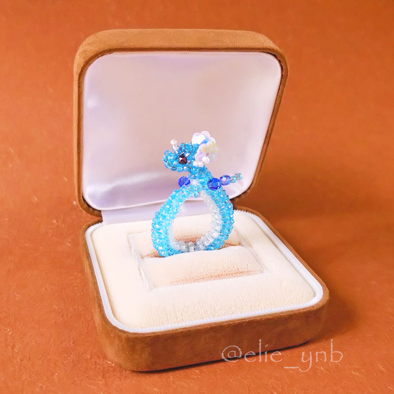 elie_ynb's tweet photo. ビーズでハクリューの指輪を作りました💍✨
着けると指に巻き付く感じです https://t.co/dvUYua2hDH