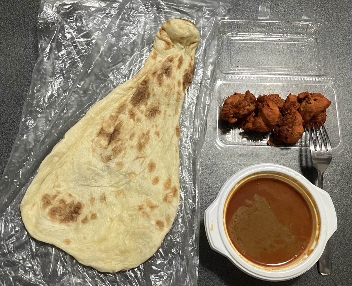 R02722609's tweet photo. 大好きなインドカレー屋さんが
セールやってたので
迷ったけど買っちゃった
ISPの階段降りてすぐの
スパイスガーデンってお店
毎回マトンカレーナンセットと
チキンティッカ買うんだけど
マジ美味しい🤤最高
もちろん他のカレーも美味だよ！
今日はパンしか食べてないから超空腹
早速いただきま〜す！ https://t.co/OhcxY20qjz