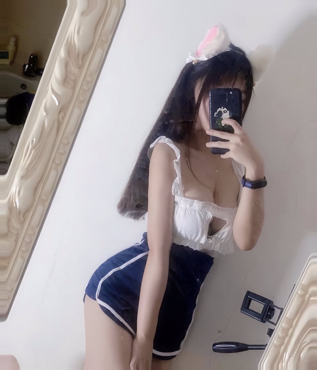 QlingChloe's tweet photo. 我穿上護士服就是要照顧病人啦～
那你們猜我脫下衣服的時候，準備做什麼呢◔.̮◔✧
#台中約 #台南 #開房約 #深夜限定 https://t.co/6wlgQtKRN3