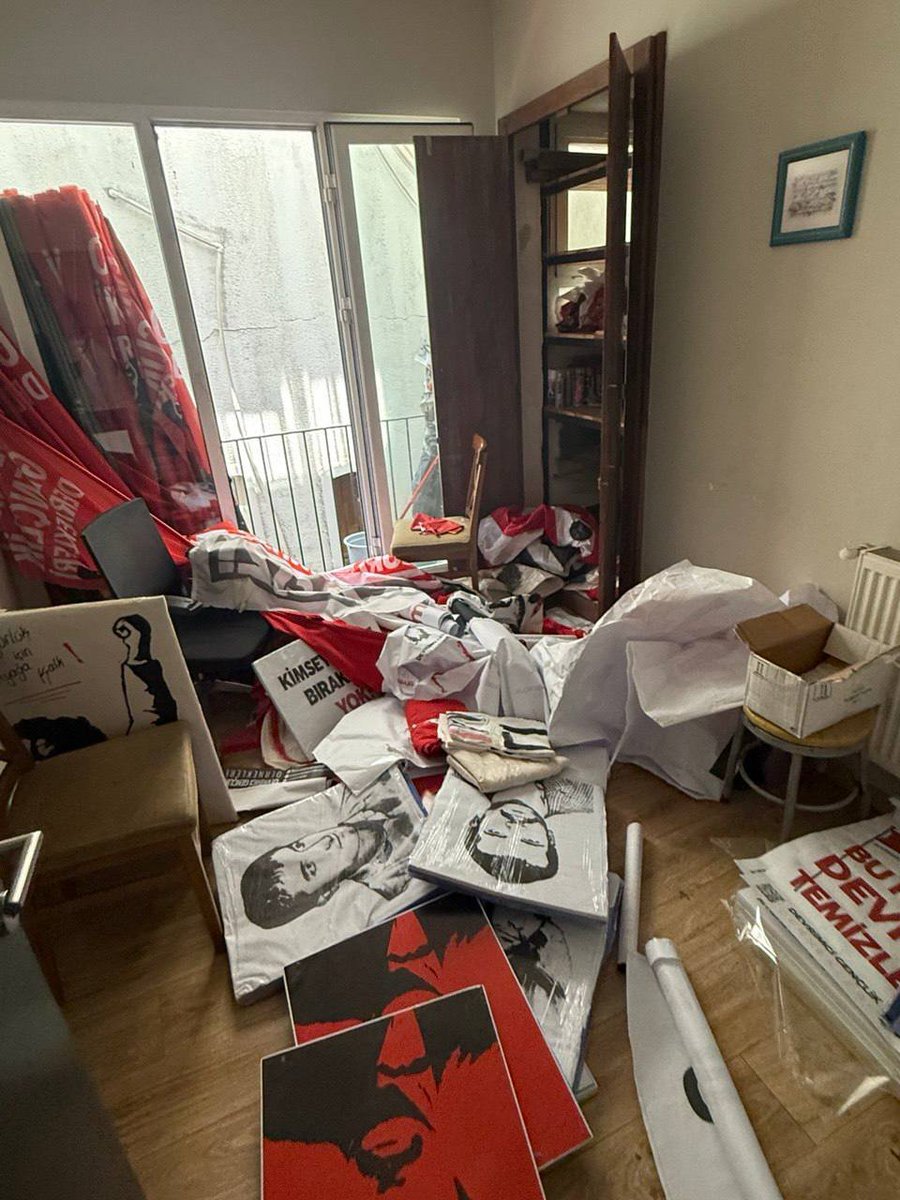 devgencder's tweet photo. Devrimci Gençlik Dernekleri Genel Merkezine polisler tarafından kapısı kırılarak hukuksuzca girilmiş; Dernek Genel Merkezimiz dağıtılmıştır. Bugün sabahtan itibaren 100'ü aşkın yoldaşımız gözaltına alınmıştır. Bunun adı haydutluktur, zorbalıktır!

NATO’ya hizmette yarışanların gözaltı ve baskın teröründen korkmuyoruz. Zorbalar, haydutlar, haramiler ya tarihten ders alacaklar ya da bu memleketin devrimci gençliği onlara bu dersi verecek.

Bize gücünüz yetmez!