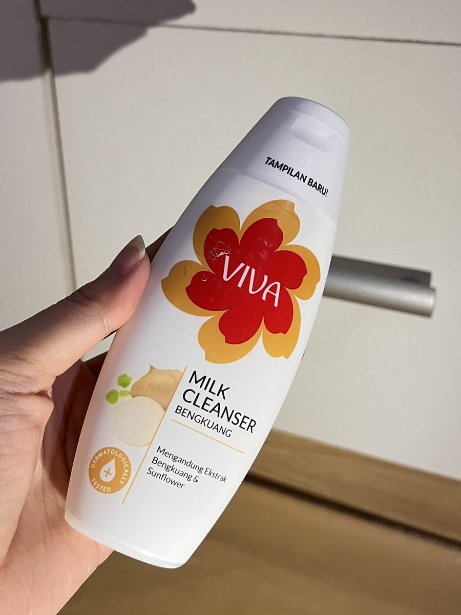 __naans's tweet photo. eh lucu banget loh tampilan baru dari milk cleanser viva ini🤩
kirain tadi salah produk pas buka paket😭
kerennn produknya juga makin bervariasi aku liat-liat brand legend ini🫶🏻✨ https://t.co/kYmjxSE1RY