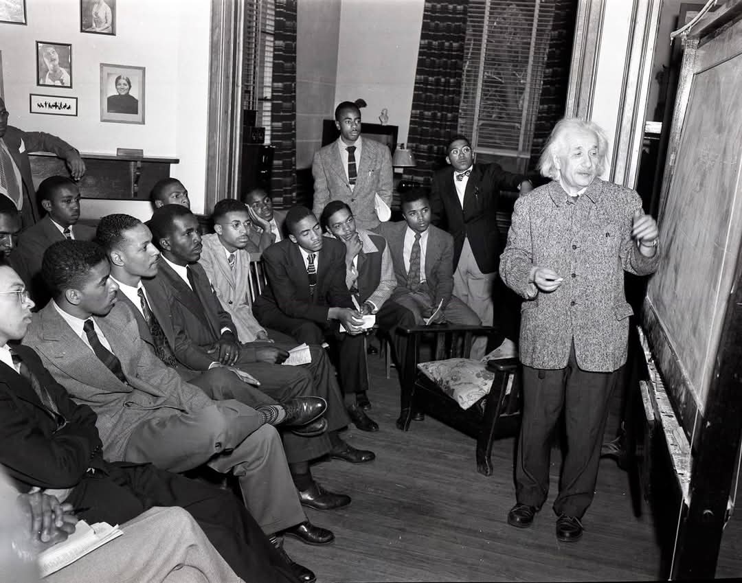 coverton28's tweet photo. #Post4th🎇
#DayThinking🤔"Also good for the mental health"🎓📄

A Jewish man
 not discriminating (2000 Israel🇮🇱)⚖️
or not biased (2018 Norfolk🇺🇸)😔

Black men not killing each other👍🏿👍🏿 

#MyKindOfMen 🗣️&amp; the overlap(VA)🏥 https://t.co/3czzETRrZW