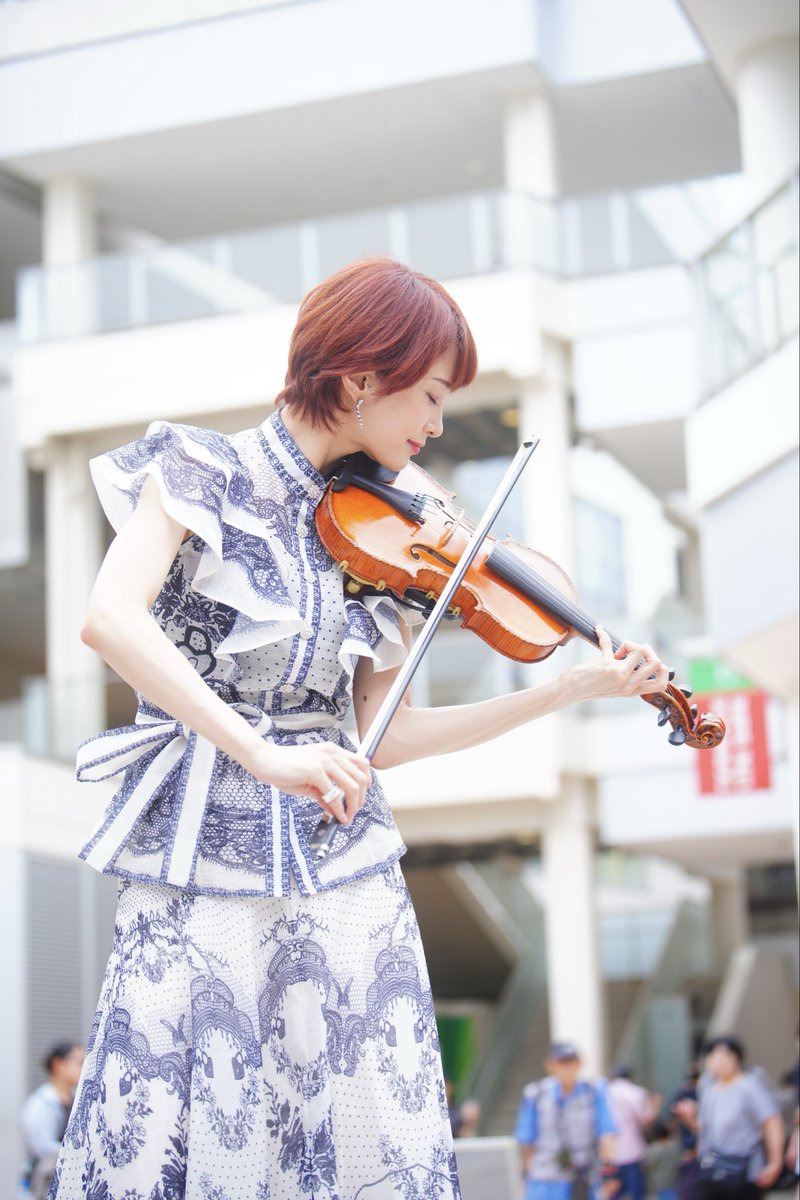 AyAsA_violin's tweet photo. #あやさCrystal 
Best Album「Crystal」💿
リリースイベント@たまプラーザテラス
お天気も無事に持ちこたえ！無事に終了しましたよー！！たよー！！！☀️☀️
初めましての方々も、連日色々な現場にご参加くださった皆様もありがとうございました☺️🫶
素敵な場所でアルバムの新曲たちを奏でられて嬉し楽しかったな🎻💎
また来られるよう頑張ります🎶