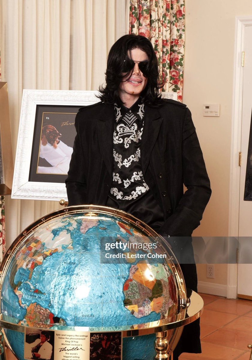 iamveronica777's tweet photo. New pics of Michael Jackson with his Thriller awards, 2009

This was in February, before the tour rehearsals started, when he was still healthy ❤️‍🩹 https://t.co/FlXkuPQXzL