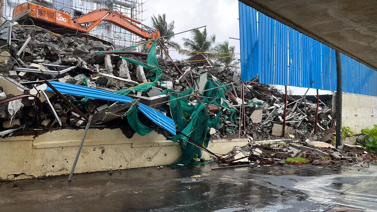 Acids01's tweet photo. Request @mybmc and @MumbaiPolice to take immediate action. The next door building is being broken down in a reckless manner. Causing risk to life. @AmeetSatam 
Sea Palace building near Sea princess Hotel juhu https://t.co/sqsLu6ccYa