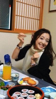 AyakaHirahara1's tweet photo. 新幹線内での出来事。

前の座席の方が
車内販売で何を買うか
悩んでいる様子が
話し声で伝わってきた。

車内販売のお兄さんは
とても優しくて
「時間はたっぷりありますから
ゆっくり選んでくださいね」と
声をかけていた。

それからまもなく
頼むものが決まったようで
決済をしている音が聞こえる。

お兄さんは、それはそれは
とてもいい声で言った。

「ありがとうございます！
では、こちら

アイスクリームと
ホタルイカでございます」

！！！

食べ合わせはともかく
きっと
どちらも食べたかったんだよね。

思わぬパワーワードに
私はニコニコでした。

この写真は、むかし昔
金沢でコンサートをしたときの。

ホタルイカの踊り食いが食べられないので
ホタルイカの酢の物を注文して
踊りながら食べた時の写真です。

平原綾香