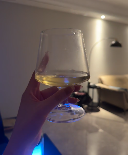 LauraL328's tweet photo. A glass of delicious wine is perfect after exercise.😆🥰 https://t.co/wTQwXY5gUt