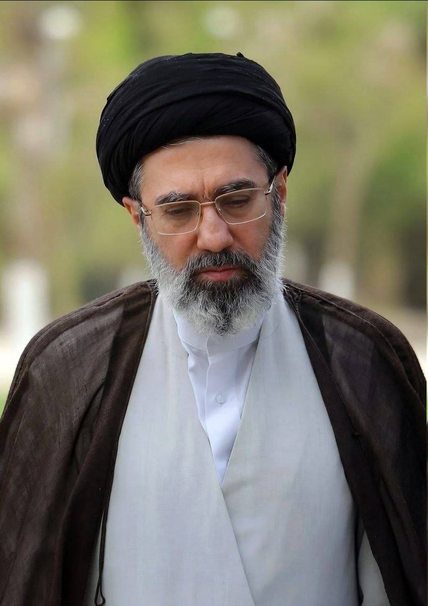 aghayejiim's tweet photo. اگرچه در دل ما داغ آتشینت هست
هزار شکر که امروز جانشینت هست
چه نائبی که به نام و مرام خامنه‌ای است
هنوز رهبر ایران امام خامنه‌ای است

"محمد رسولی" https://t.co/ZkJmAf5jer