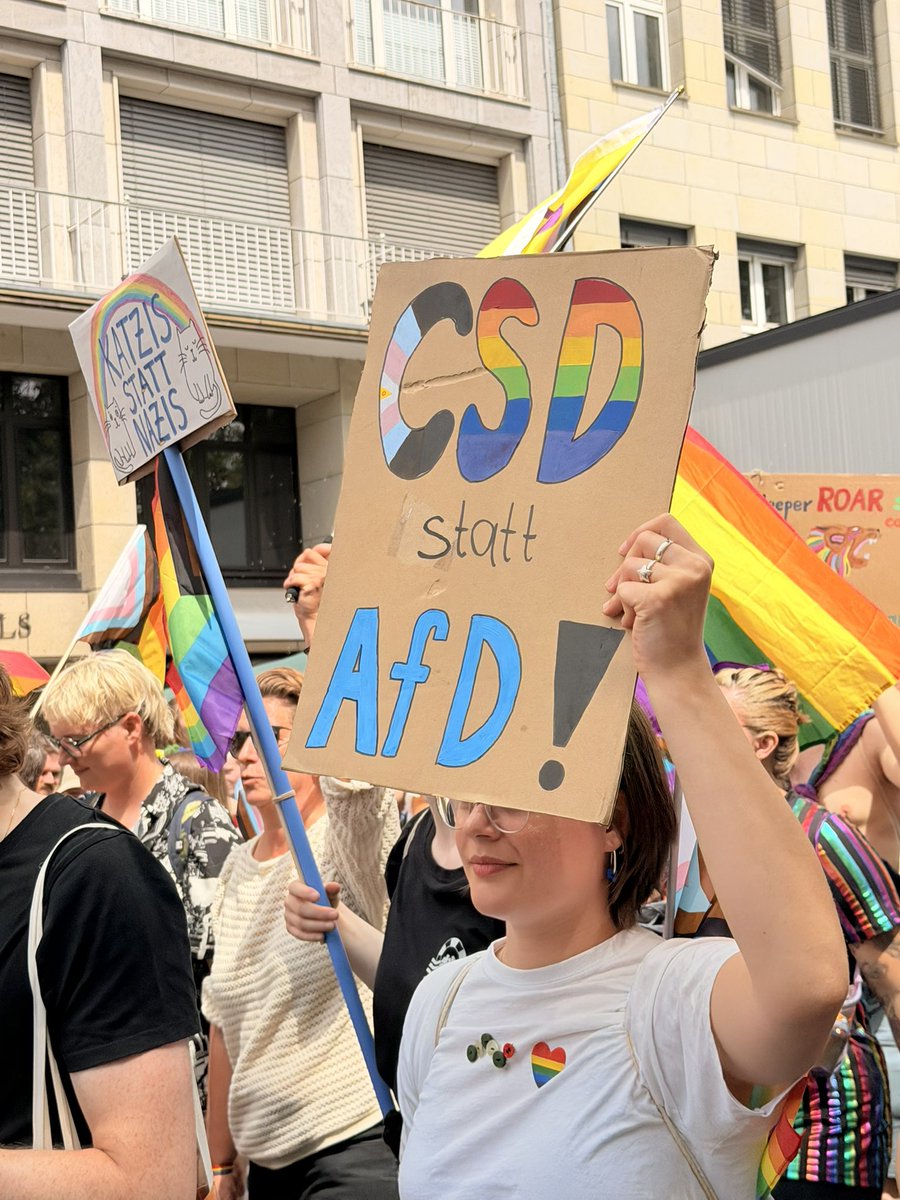 basti_magic's tweet photo. Happy Pride Cologne 🫶🏽🌈
#CSD #CSDCologne #LiebeStattHass https://t.co/hfyFJ23OFL