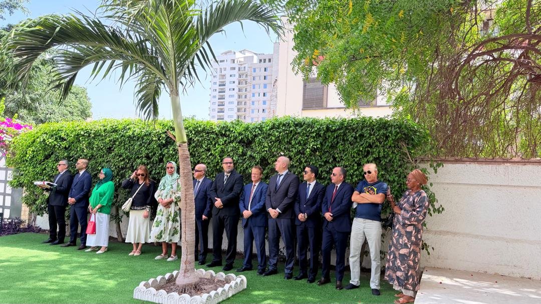 AmbalgDakar's tweet photo. بمشاعر يملؤها الفخر والاعتزاز، وتحت ظلال رايتنا الوطنية التي تخفق في سماء العاصمة السنغالية داكار، أحيى اليوم كادر السفارة الذكرى 64 لاستقلال الجزائر متضرعين للمولى عز وجل أن يرحم شهداءنا الأبرار الذين سقوا بدمائهم الطاهرة تراب وطننا المفدى. https://t.co/qgRGxBmX8F