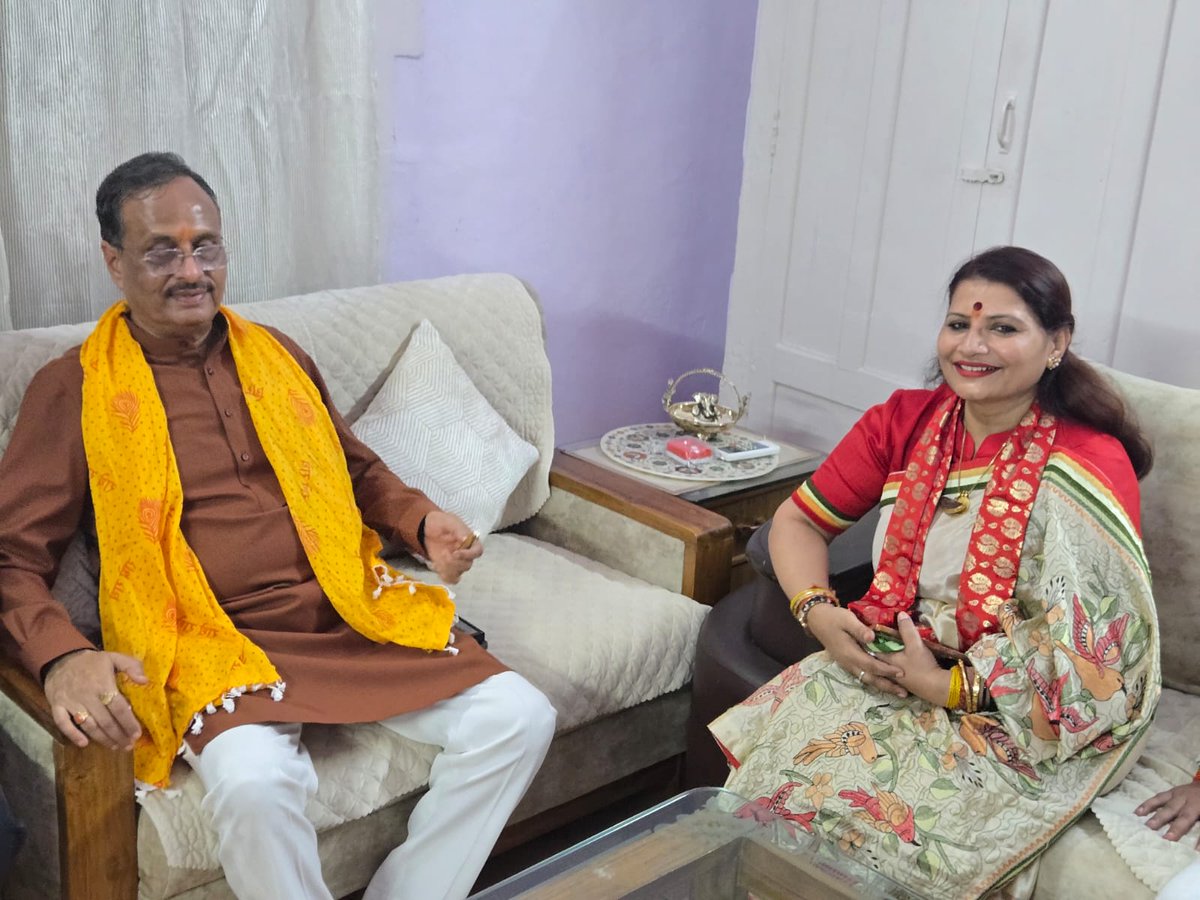 UrvijaDixit4BJP's tweet photo. ЁЯУН рдЖрдЬ рд▓рдЦрдирдК рдореЗрдВ рдЙрддреНрддрд░ рдкреНрд░рджреЗрд╢ рдХреЗ рдкреВрд░реНрд╡ рдЙрдк рдореБрдЦреНрдпрдордВрддреНрд░реА рдПрд╡рдВ рд░рд╛рдЬреНрдпрд╕рднрд╛ рд╕рд╛рдВрд╕рдж рдЖрджрд░рдгреАрдп рд╢реНрд░реА рджрд┐рдиреЗрд╢ рд╢рд░реНрдорд╛ рдЬреА рдХреЗ рдЖрд╡рд╛рд╕ рдкрд░ рдкрд╣реБрдВрдЪрдХрд░ рд╢рд┐рд╖реНрдЯрд╛рдЪрд╛рд░ рднреЗрдВрдЯ рдХрд░ рдЙрдирдХрд╛ рдорд╛рд░реНрдЧрджрд░реНрд╢рди рдкреНрд░рд╛рдкреНрдд рдХрд┐рдпрд╛ред
@drdineshbjp
#Lucknow #DineshSharma #BJP #PoliticalConnect #Leadership #UttarPradesh #CourtesyMeet https://t.co/k6mkJNtoNS