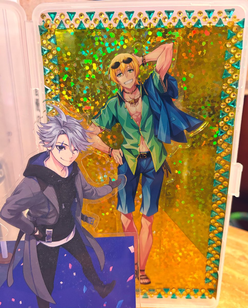 sakamata1119's tweet photo. そーいや昨日我が友ﾘｭﾝにお誕生日プレゼントを渡しました。UNIQLOで作ったんですけど著作権とかで我の絵調べられた時に「…漫画家さんですか？」と聞かれた時地味に嬉しかった思い出、そしてこれはﾘｭﾝのギラギライアソンとギラギライアソンを紹介するモリくん、このモリくん汎用性高いから好き https://t.co/NdLi1BGyyX