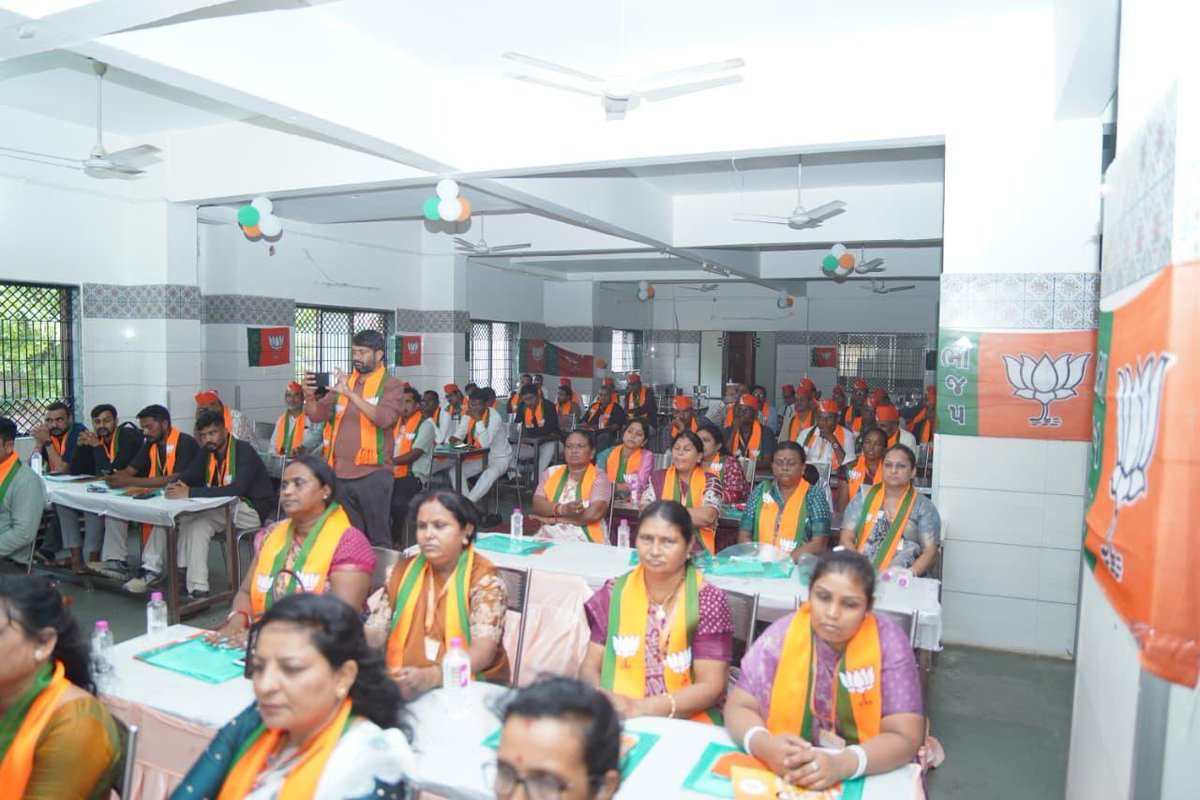 ParmarKunvar's tweet photo. પંડિત દિનદયાલ ઉપાધ્યાય પ્રશિક્ષણ મહાઅભિયાન અંતર્ગત, સાબરકાંઠા જિલ્લા ભાજપ દ્વારા આગલોડ મુકામે યોજાયેલ  વડાલી શહેર મંડલ પ્રશિક્ષણવર્ગ 2026 માં વક્તા તરીકે ઉપસ્થિત રહેલ. https://t.co/CUxEQrk33C
