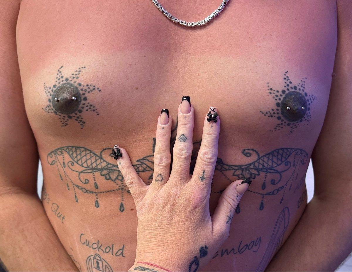 LucyGoddess2000's tweet photo. Ihr habt entschieden. Und ich habe es umgesetzt. Meine Sissy hat die Nippelpiercings bekommen die ihr haben wolltet. Gefällt es euch?
♠️ Made by Goddess Lucy ♠️ 
#goddess #sissy #qos #slave #tattoo #piercing #tattooed #pierced #nipple #nipplepiercing #torture https://t.co/lpmwWTAgf8