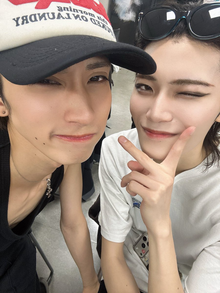 seitarou_yogayo's tweet photo. 2日目ありがとうございました！！

今日はらんじゅと！！
久しぶりに舞台上の姿を見てとってもかっけえなって思いました！

これからもよろしくね✌🏻

 #テニミュ https://t.co/gDWEG1zA2k
