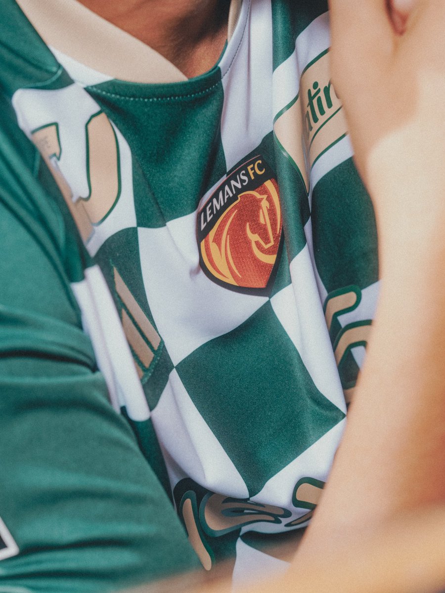 _BeFootball's tweet photo. 🚨 OFFICIEL ! LE MANS FC DÉVOILE SON NOUVEAU MAILLOT THIRD ! 🤩❤️💛

Le motif à damiers verts et blancs est un hommage à Le Mans Classic, un événement ressemblant d'anciennes voitures sur le mythique circuit des 24 Heures. 👀🏁

Un bel hommage à la culture automobile de la ville ! 🥰

📸 @LEMANSFC