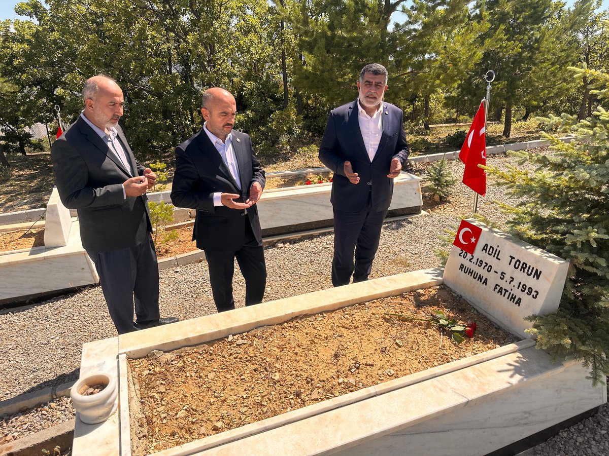 AvMahmutSahin's tweet photo. Başbağlar Katliamı’nın 33. yıl dönümünde düzenlenen anma programına, Elâzığ İl Başkanımız @MetinSuicer, Bingöl İl Başkanımız @RefikAlpaya ve Erzincan İl Başkanımız Furkan Çoban ile birlikte katıldık. 

5 Temmuz 1993’te Başbağlar’da yaşanan katliam, milletimizin hafızasında derin izler bırakan en karanlık hadiselerden biridir. Aradan geçen 33 yıla rağmen acılar dinmemiş, adalet ise tecelli etmemiştir. Katliamın faillerinin, azmettiricilerinin ve arkasındaki karanlık yapıların bütün yönleriyle ortaya çıkarılması, hem şehit ailelerimize hem de milletimize karşı yerine getirilmesi gereken tarihi bir sorumluluktur.

Son dönemde faili meçhul dosyaların yeniden ele alınmasına yönelik atılan adımlar, hakikatin ortaya çıkarılması adına önemli bir fırsattır. Başbağlar dosyası da bu kapsamda yeniden ve etkin bir şekilde soruşturulmalı; hiçbir karanlık nokta bırakılmadan tüm yönleriyle aydınlatılmalıdır.

Bu vesileyle Başbağlar şehitlerimizi rahmetle yâd ediyor, ailelerine ve aziz milletimize  sabır ve başsağlığı diliyoruz.
#Başbağlar