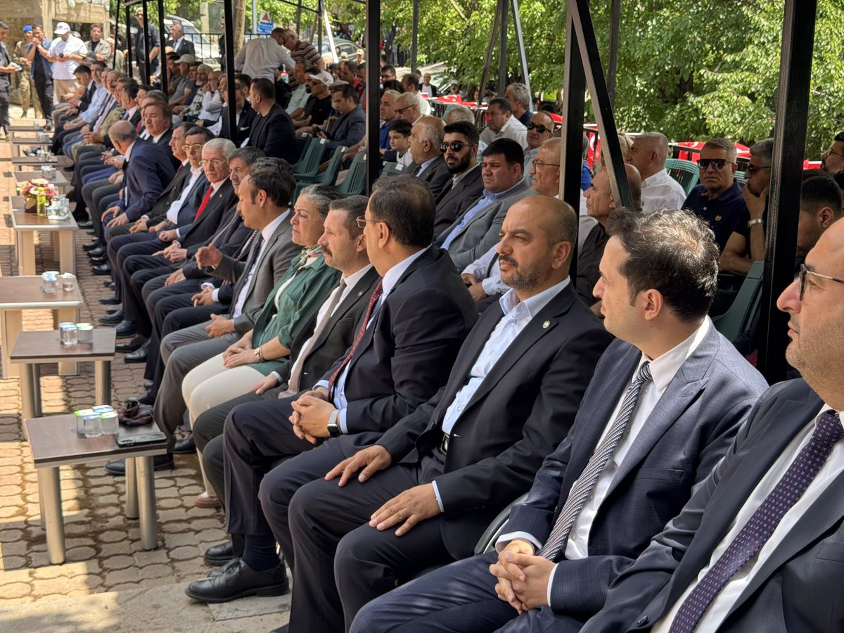 AvMahmutSahin's tweet photo. Başbağlar Katliamı’nın 33. yıl dönümünde düzenlenen anma programına, Elâzığ İl Başkanımız @MetinSuicer, Bingöl İl Başkanımız @RefikAlpaya ve Erzincan İl Başkanımız Furkan Çoban ile birlikte katıldık. 

5 Temmuz 1993’te Başbağlar’da yaşanan katliam, milletimizin hafızasında derin izler bırakan en karanlık hadiselerden biridir. Aradan geçen 33 yıla rağmen acılar dinmemiş, adalet ise tecelli etmemiştir. Katliamın faillerinin, azmettiricilerinin ve arkasındaki karanlık yapıların bütün yönleriyle ortaya çıkarılması, hem şehit ailelerimize hem de milletimize karşı yerine getirilmesi gereken tarihi bir sorumluluktur.

Son dönemde faili meçhul dosyaların yeniden ele alınmasına yönelik atılan adımlar, hakikatin ortaya çıkarılması adına önemli bir fırsattır. Başbağlar dosyası da bu kapsamda yeniden ve etkin bir şekilde soruşturulmalı; hiçbir karanlık nokta bırakılmadan tüm yönleriyle aydınlatılmalıdır.

Bu vesileyle Başbağlar şehitlerimizi rahmetle yâd ediyor, ailelerine ve aziz milletimize  sabır ve başsağlığı diliyoruz.
#Başbağlar