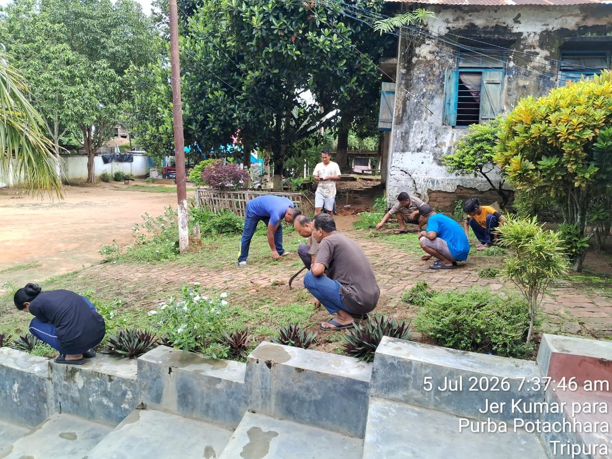 Dhalai_Police's tweet photo. As part of the Swachh Bharat initiative, Dhalai Police conducted cleanliness drives across various Police Stations, Units, and District HQ. Police personnel actively participated in the campaign, reinforcing the commitment to a cleaner, healthier, and greener environment https://t.co/7uoiDPdNTi