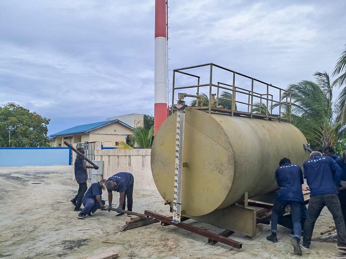 STELCOMALDIVES's tweet photo. މ. އަތޮޅުގެ ރަށްތަކުގެ ޔުޓިލިޓީ ޚިދުމަތާއި މި ކުންފުނިން ހަވާލުވުމަށްފަހު، އެ ރަށްތަކުގެ ޚިދުމަތުގެ ފެންވަރު މި ކުންފުނިން ޤަބޫލުކުރާ ފެންވަރަށް މަތިކުރުމަށްޓަކައި ކުރެވެމުންދާ މަސައްކަތުގެ ތެރެއިން، އެ ރަށްރަށުގެ ޕަވަރހައުސްތަކުގައި ފިއުލް މޮނިޓަރކޮށް ބެލެހެއްޓުމަށް ބޭނުންވާ ސްޓޯރޭޖް ޓޭންކްތައް އެ ރަށްރަށަށް ފޮނުވުމުގެ މަސައްކަތް މިހާރު ދަނީ ކުރެވެމުން.
