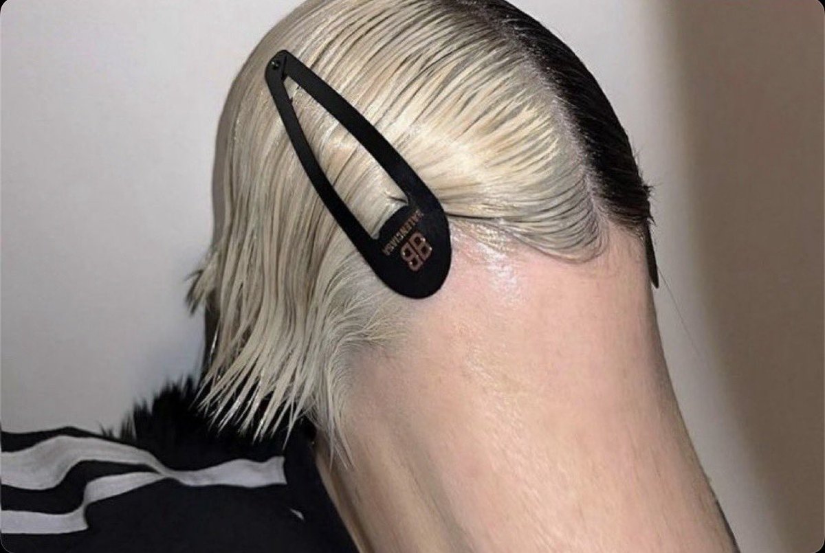 HardlyLoose's tweet photo. Took me 5min to realise this wasn't a neck😭 @grok which body part is this? https://t.co/S92nmsNWc1