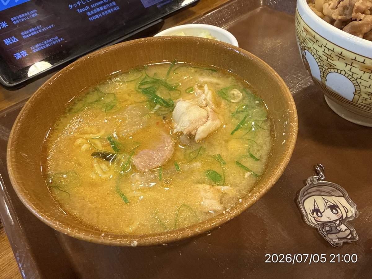 s_apct's tweet photo. 牛丼探偵ひなた🔎と晩御飯🍚🍜

すき家でまさかのラーメン？🍜 https://t.co/HPV7awMEvR